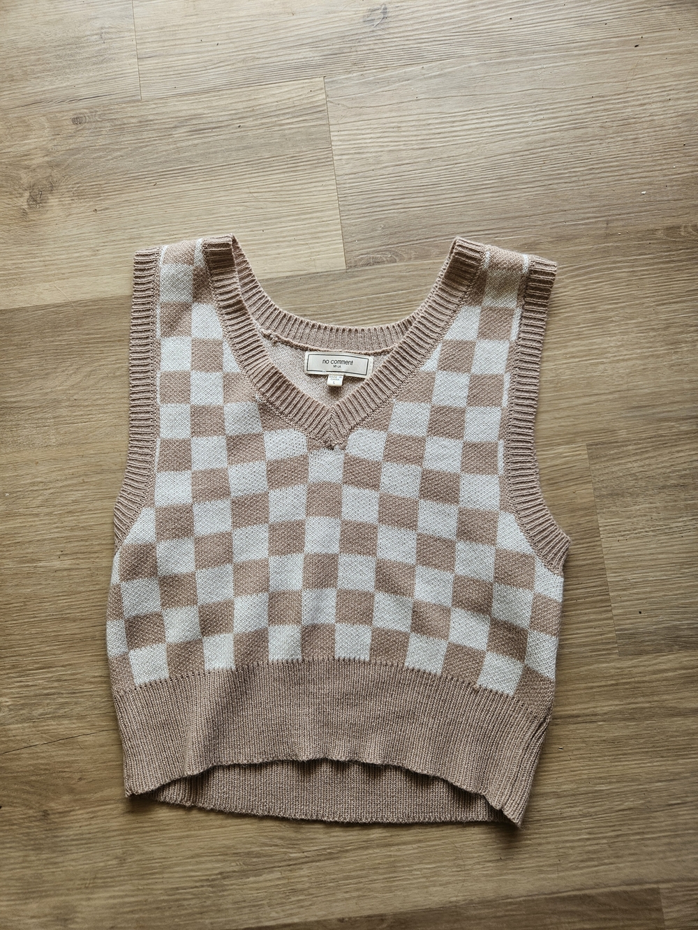 No Comment Checkerboard Knit Sweater Vest Size L Tan White Cropped V-Neck